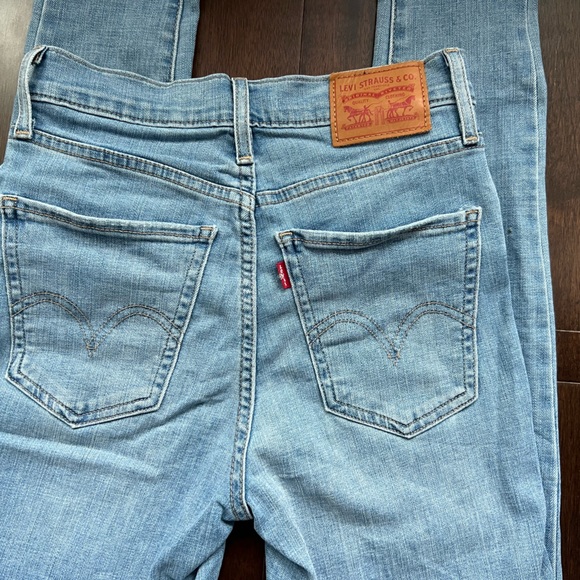 Levi’s light wash skinny jeans - Picture 3 of 6